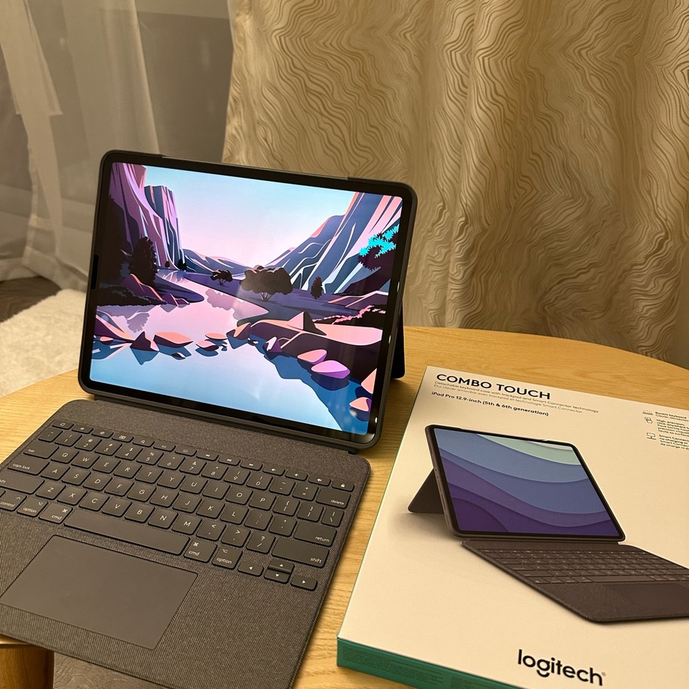 Logitech Combo Touch iPad Pro 12.9'' 5th & 6th Gen Keyboard Case